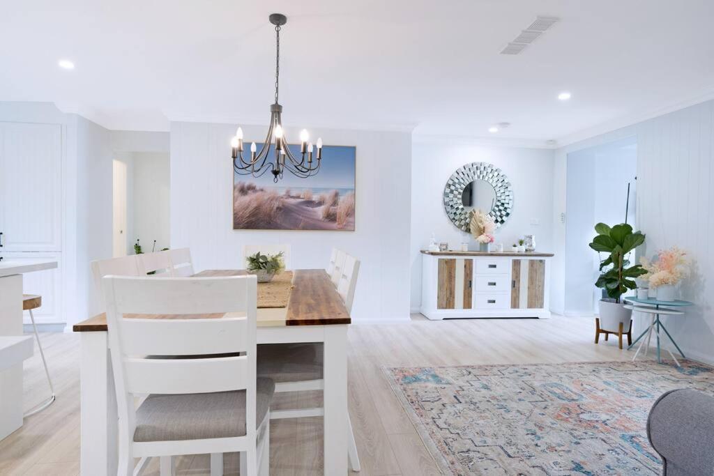 Entire Residential - Illawarra And Beachside Sleeps 12 * Lake Illawarra