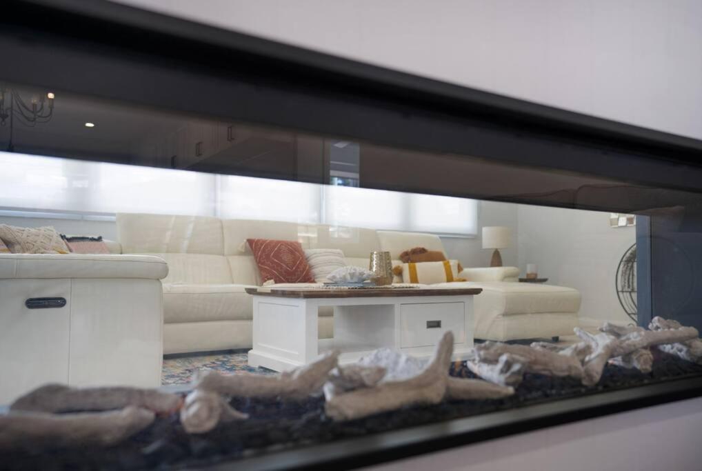 Entire Residential - Illawarra And Beachside Sleeps 12 Holiday home Lake Illawarra