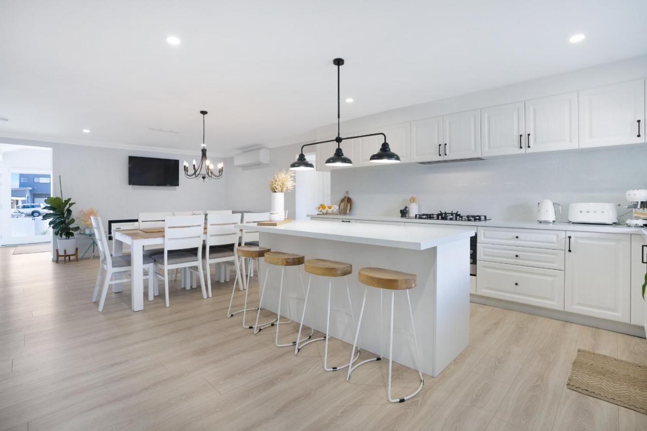 Entire Residential - Illawarra And Beachside Sleeps 12 Holiday home Lake Illawarra