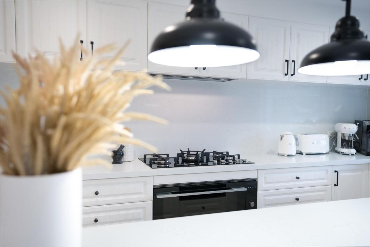 Entire Residential - Illawarra And Beachside Sleeps 12 Holiday home Lake Illawarra